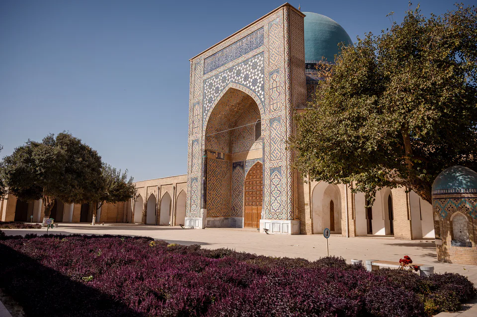 Dorut Tilovat majmuasi: Qashqadaryo viloyati, Shahrisabz, Qoʻshhovuz MFY Ipak yoʻlikoʻchasi, 89-uy, Shahrisabz Tarixiy markazi