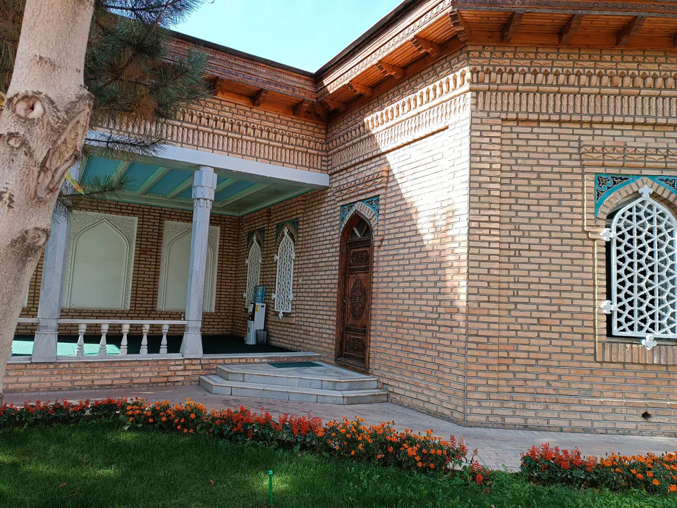 Shayx Xovandi Tohur maqbarasi: Toshkent, Shayxontohur, Navoiy koʻchasi