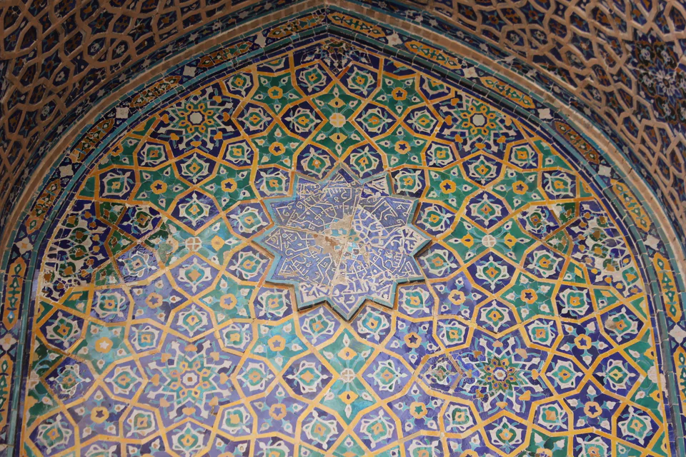 Sherdor Madrasasining ichki qismidagi naqshinkor detallar