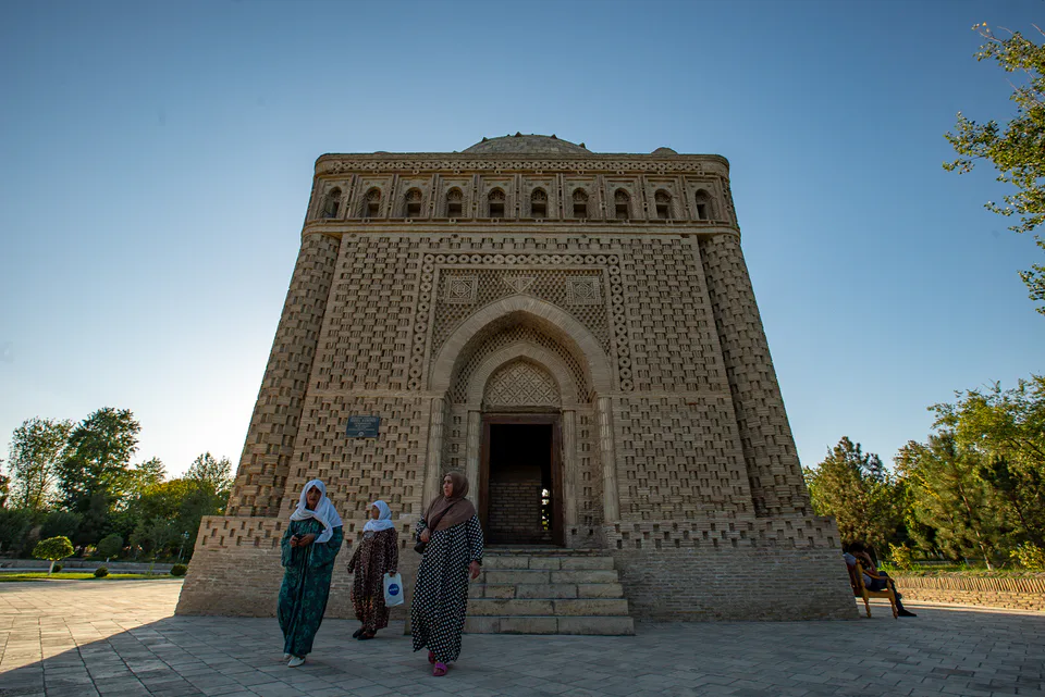 این عکس توسط پوریا افخمی در حاشیه ضبط برنامه تلویزیونی بلور بنفش به کارگردانی بهزاد بلور در شهر بخارا ثبت شده است.