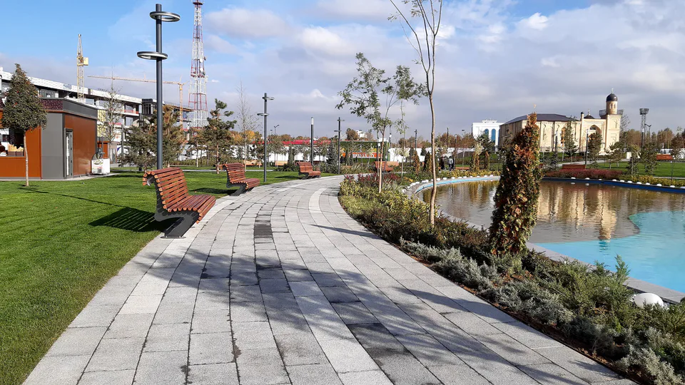 Тропинка в Tashkent City Park