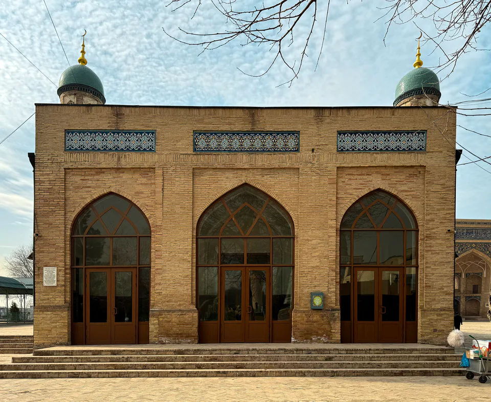 Tillashayx masjidi (Xazrati Imom majmuasi): Toshkent, Olmazor tumani, Zarqaynar koʻchasi, 112-uy