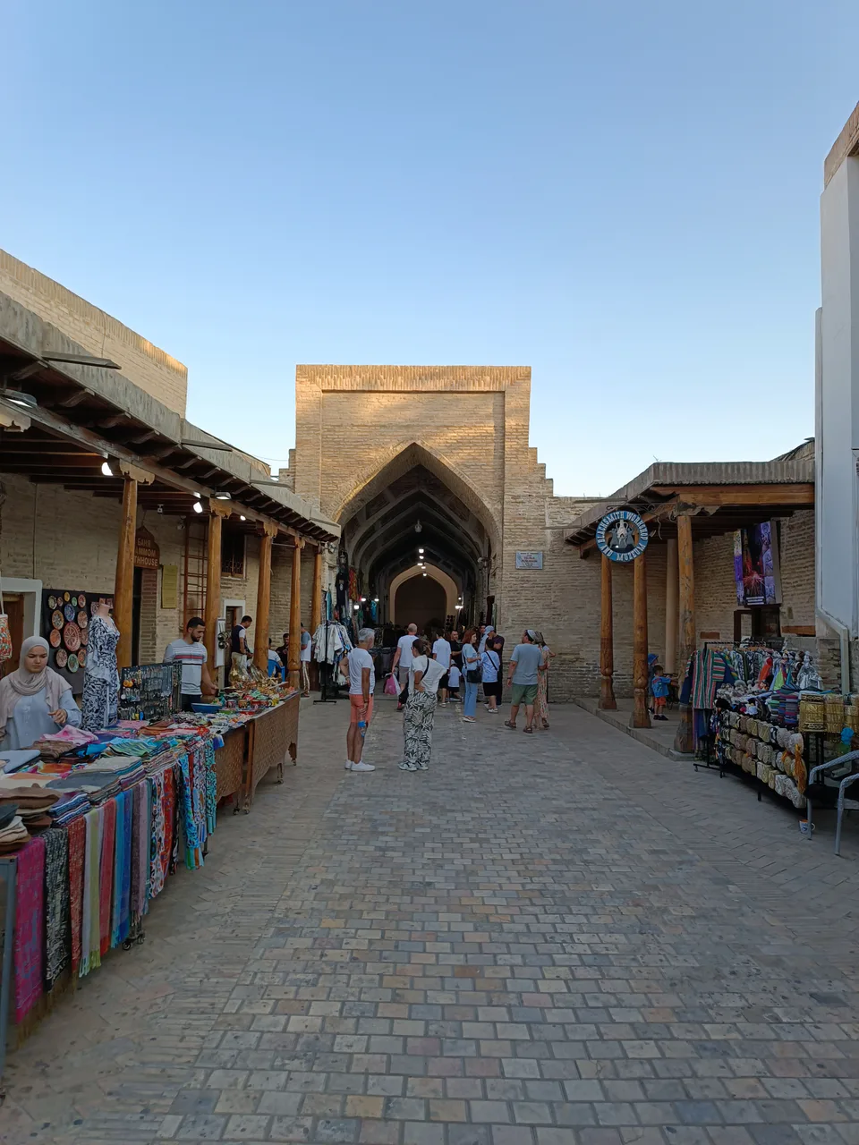 Toqi sarrofon: Buxoro viloyati, Buxoro, “J. Ikromiy” MFY, B. Naqshband koʻchasi