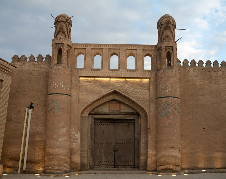 Toshhovli: Xorazm viloyati, Xiva, “Ichan-qal’a” MFY, Zargarlar koʻchasi, 18-uy