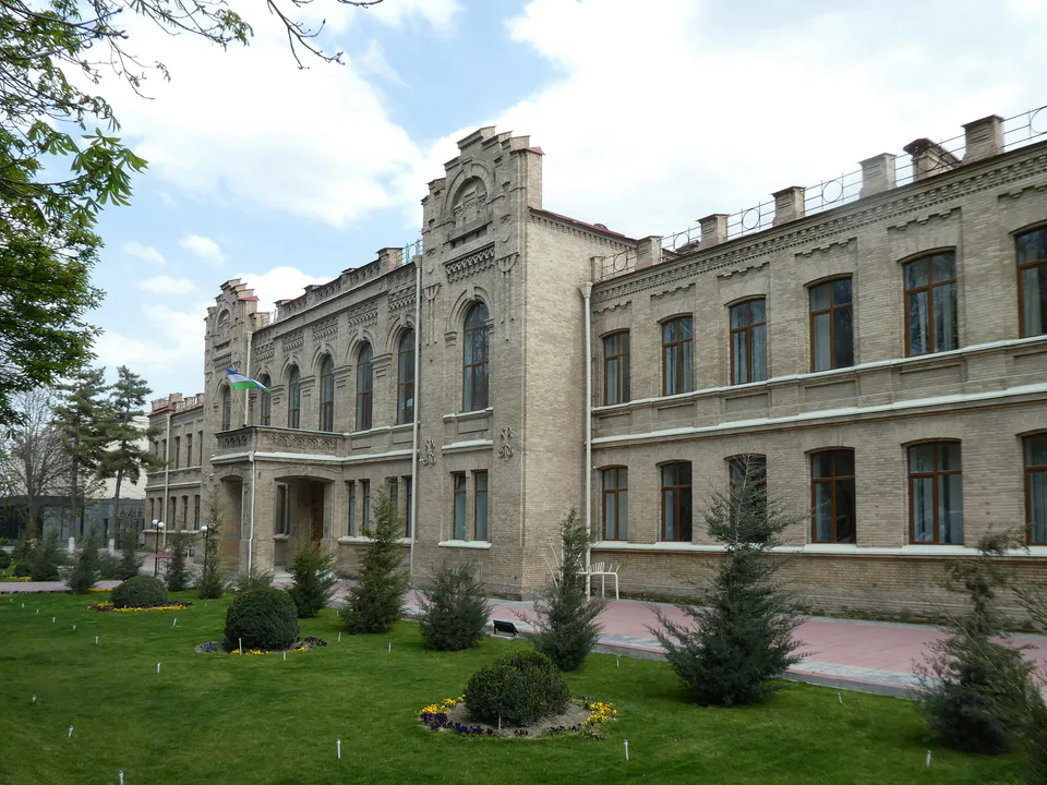 Fuqarolik inshooti (ilgarigi ayollar gimnaziyasi binosi, hozirda Samarqand davlat universiteti oʻquv binosi): Samarqand viloyati, Samarqand, Universitet xiyoboni, 3-uy