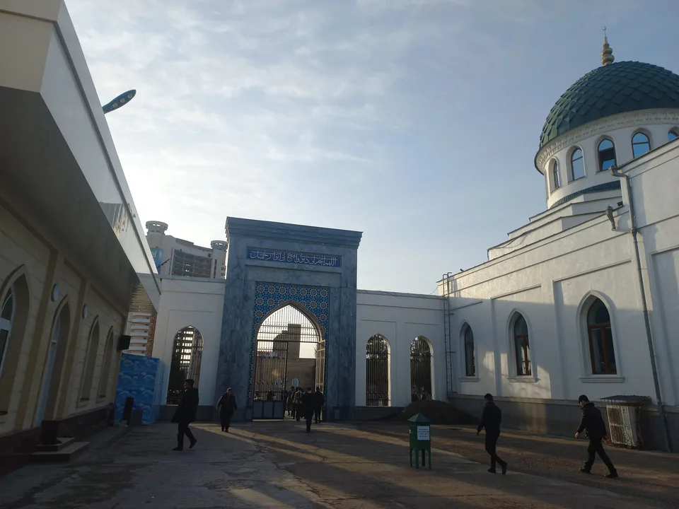Xoja Axror Valiy masjidi. Shayxontohur t. Toshkent sh. Asosiy darvoza ichkaridan ko'rinishi.