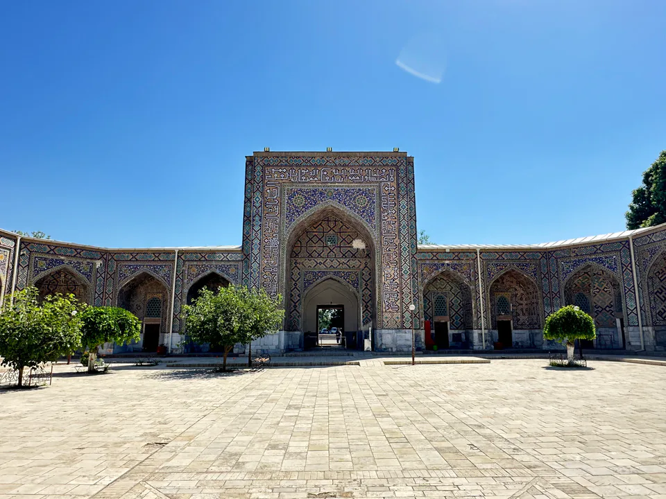 Nodir devonbegi madrasasi (Samarqand)