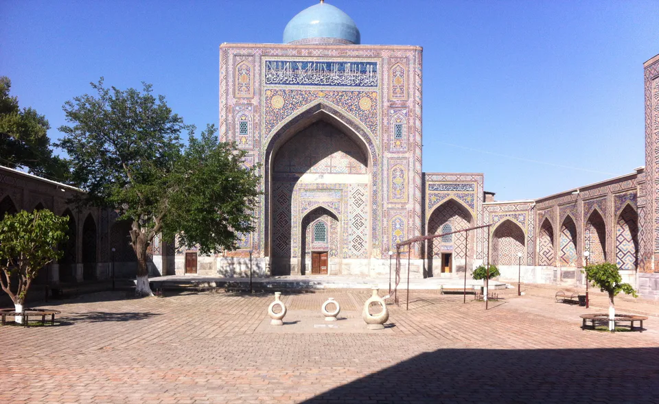 Nodir Devonbegi madrasasi hovli