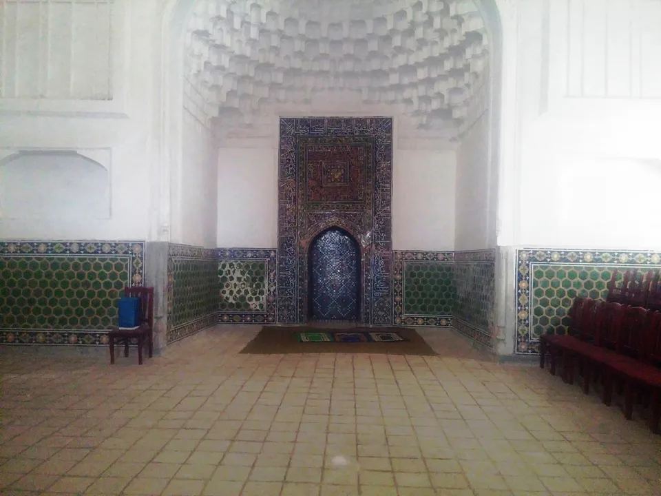 Nodir Devonbegi madrasasi katta masjidi ichkarisi