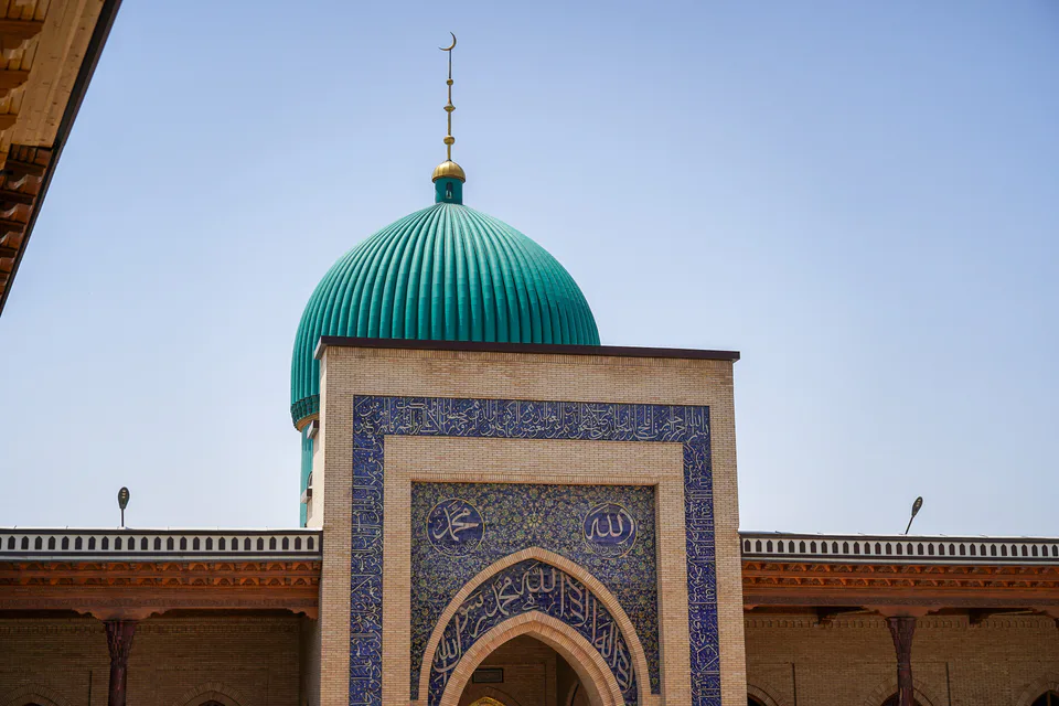 Xonaqoh masjidi peshtoqidagi yozuvlar va zangori gumba