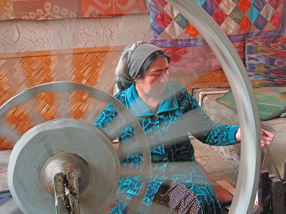 Fàbrica de seda Yodgorlik, Imom Zahiriddin Ko'chasi 138 (Marguilan), dona filant