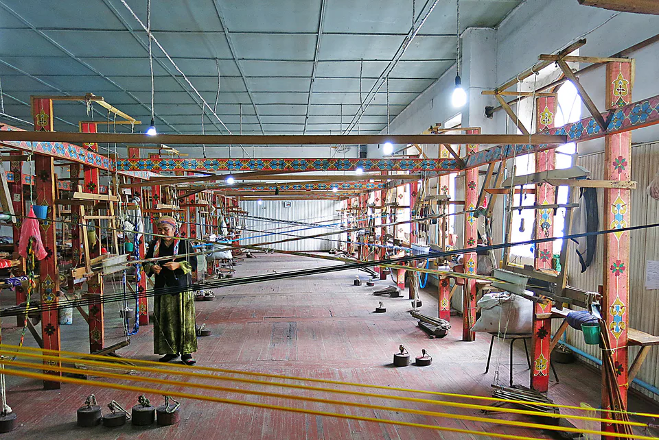 Picture showing Yodgorlik Silk Factory loom room, Margilan (Uzbekistan)
