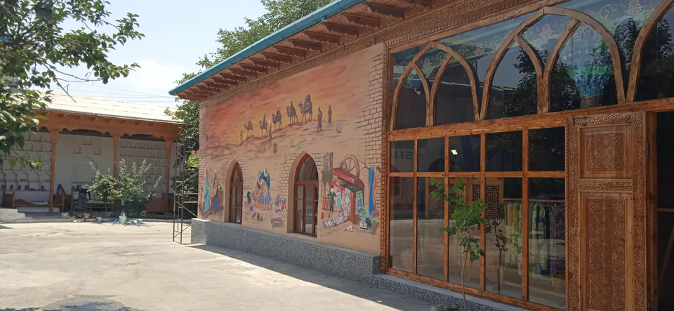 Yodgorlik fabrikasida ishlab chiqarilgan mahsulotlarni sotuv binosi