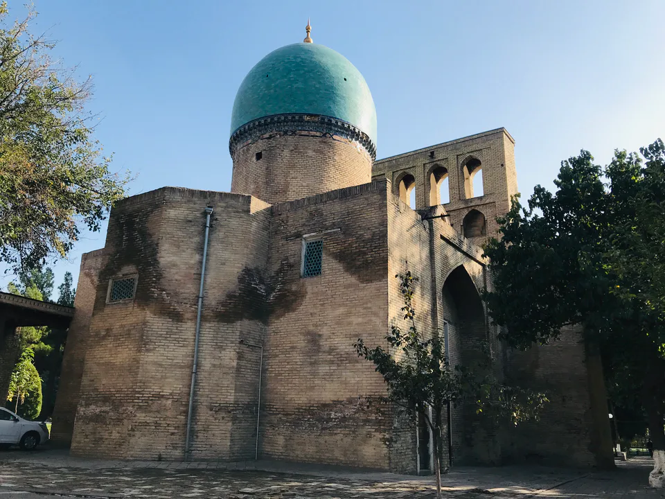 Yunusxon maqbarasi: Toshkent, Shayxontohur, Navoiy koʻchasi