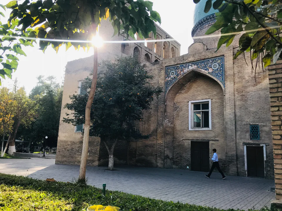 Yunusxon maqbarasi: Toshkent, Shayxontohur, Navoiy koʻchasi