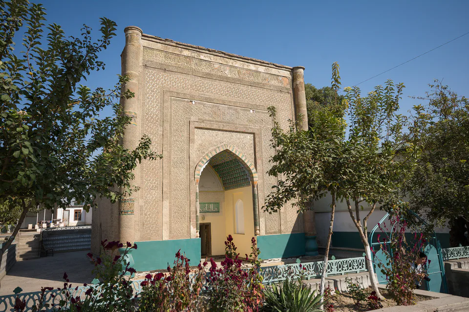 Xoʻja Amin maqbarasi: Namangan, Namangan, Koʻzagarlik koʻchasi, 49-uy