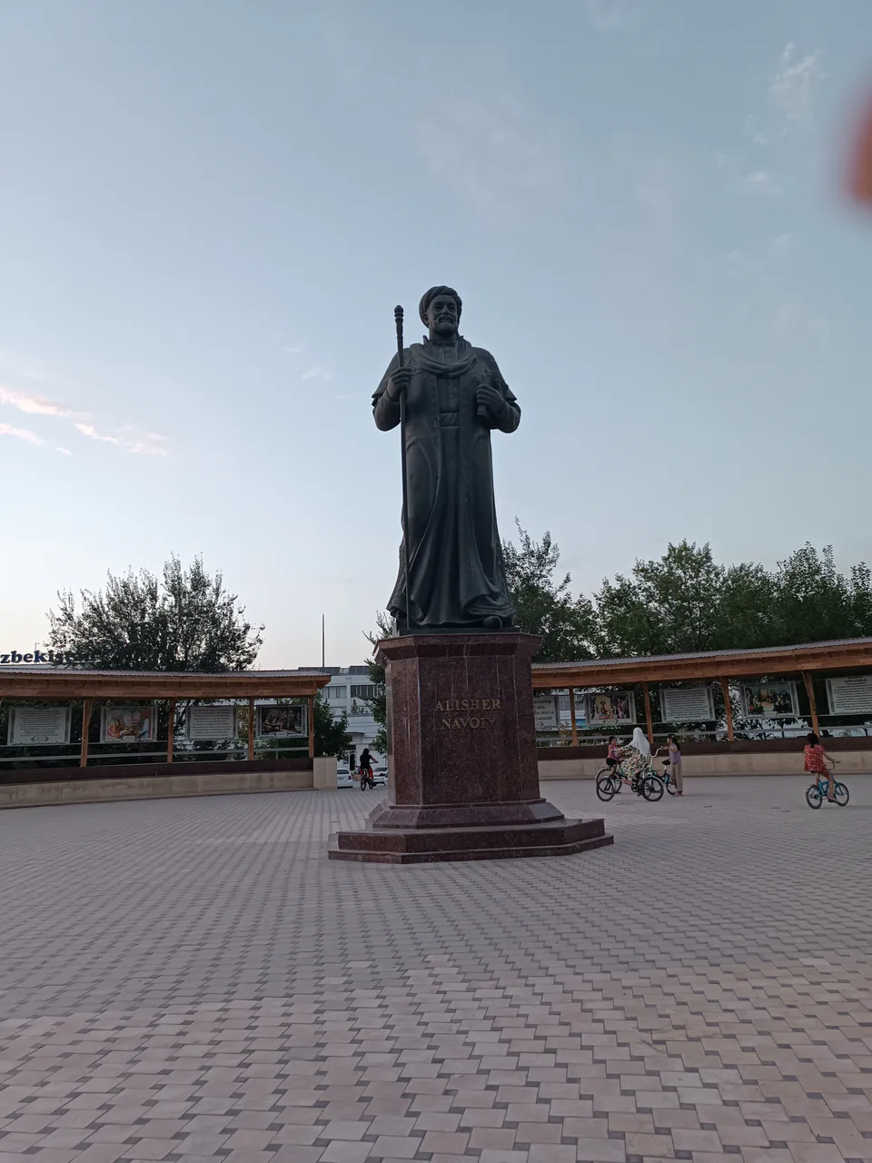 Alisher Navoiy haykali: Sirdaryo viloyati, Guliston, Navoiy shoh koʻchasi